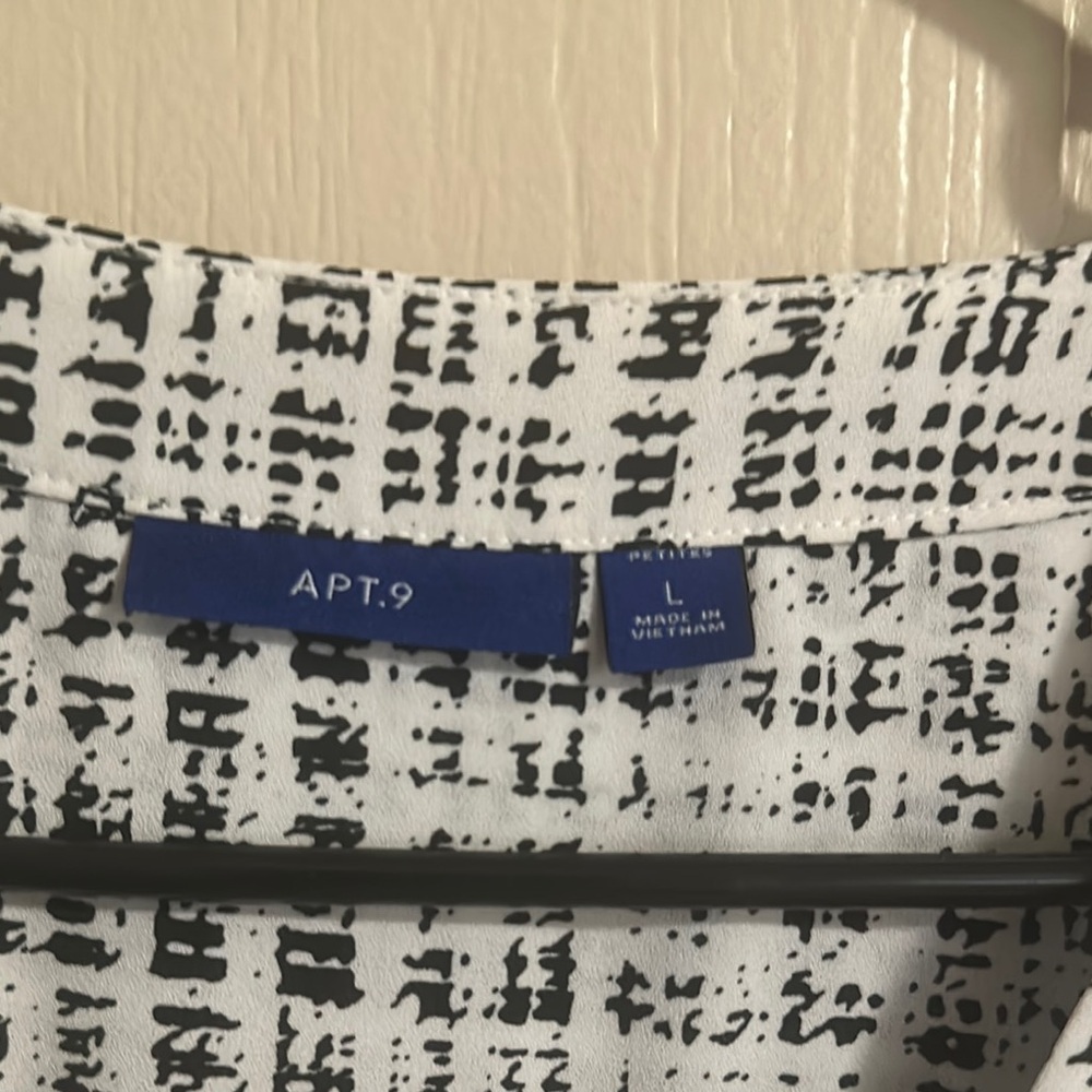 Women's Black and White Patterned Top - Picture 2 of 7